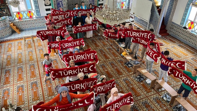 ÇOMÜ öğrencileri, çocukları sevindirdi