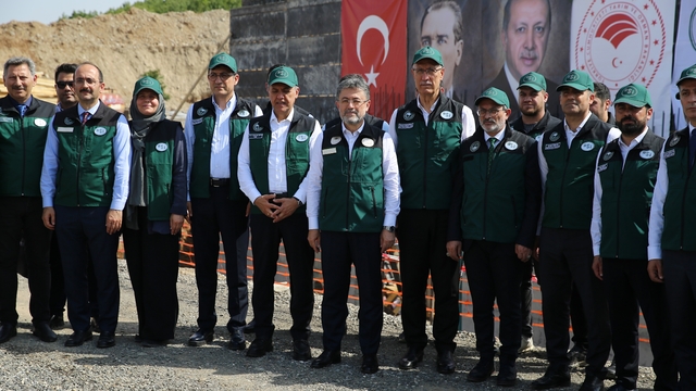 Bakan Yumaklı, Bingöl'de içme suyu deposunda incelemede bulundu: