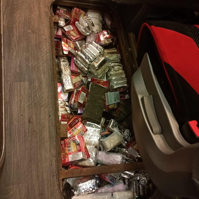 Adana'da otobüsün zeminindeki gizli bölmede 990 elektronik sigara ele geçir...