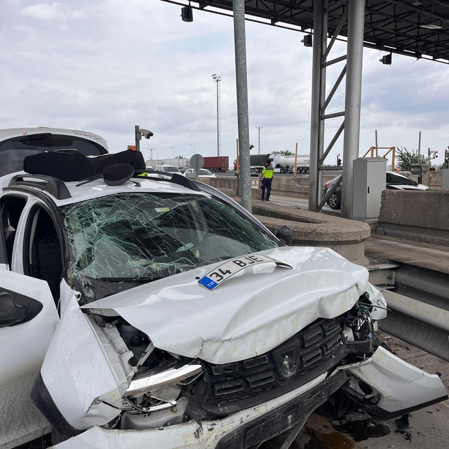 Adana'da otoyol gişesinin beton blokuna çarpan araçtaki 1 kişi öldü, 4 kişi...