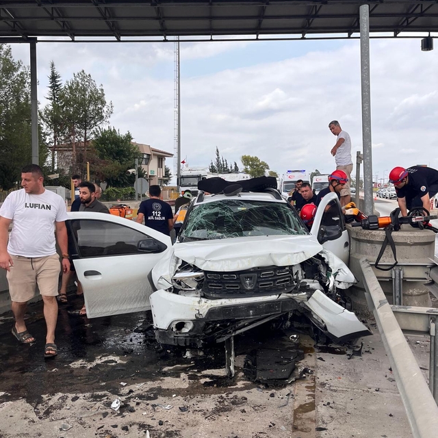 Otomobil, otoyol gişelerinin beton bariyerine çarptı: 1 ölü, 4 yaralı
