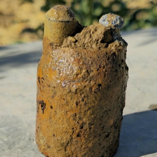 Zeytin bahçesini sularken bulduğu top mermisi, fünye ile patlatıldı