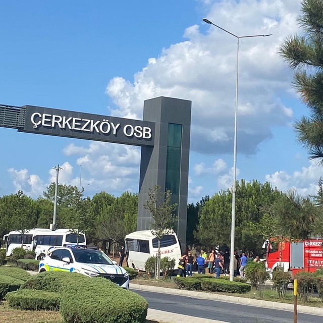 Tekirdağ'da servis midibüsü, OSB'nin tabela direğine çarptı; 19 yaralı