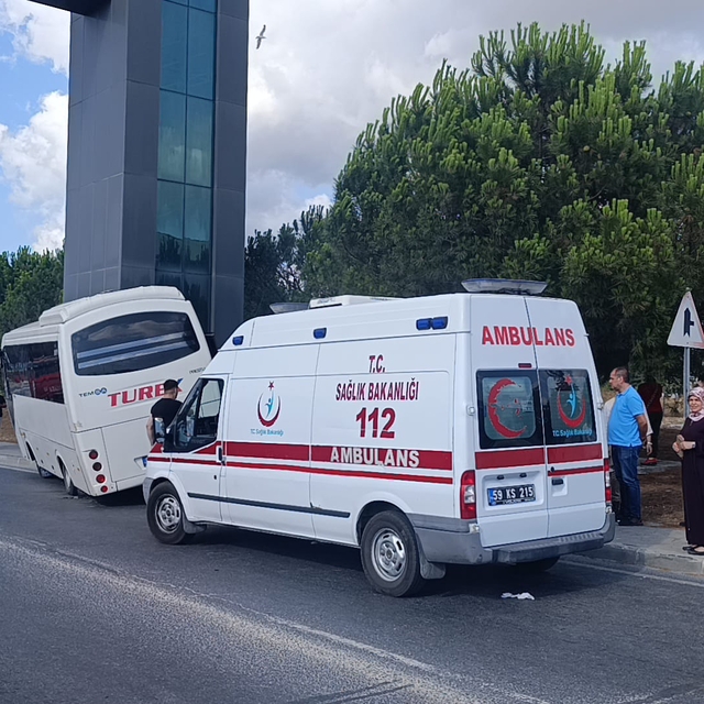 Tekirdağ'da OSB giriş takına çarpan işçi servisindeki 19 kişi yaralandı