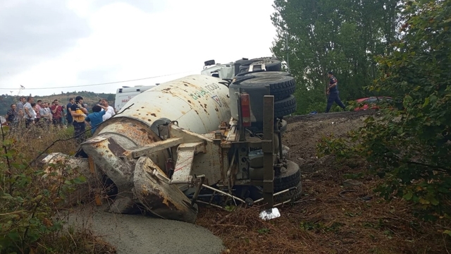 Zonguldak'ta otomobile çarparak devrilen beton mikserin sürücüsü öldü