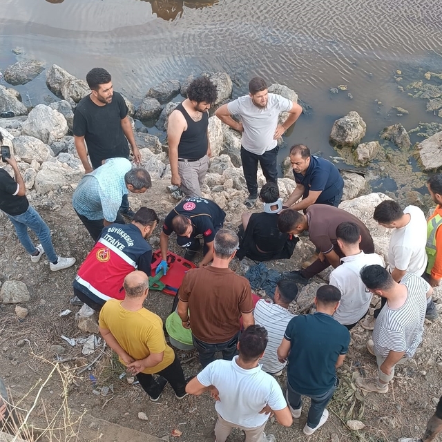 Van'da Erçek Gölü'ne devrilen otomobilde 3 kişi yaralandı