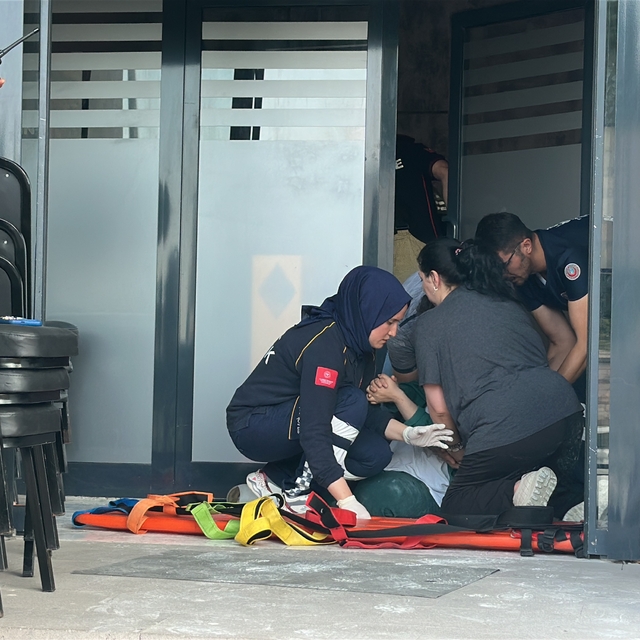 Kütahya'da lokalin asma tavanı çöktü; 1 yaralı