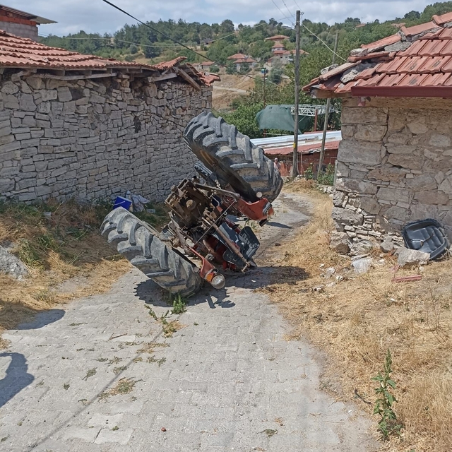 Balıkesir'de devrilen traktörün altında kalan sürücü öldü