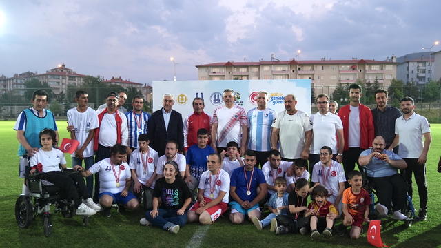 Erzurum'da protokol üyeleri, özel bireylerle futbol maçında buluştu