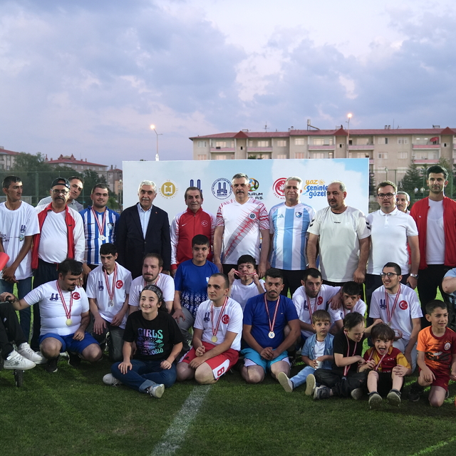 Erzurum'da protokol üyeleri, özel bireylerle futbol maçında buluştu