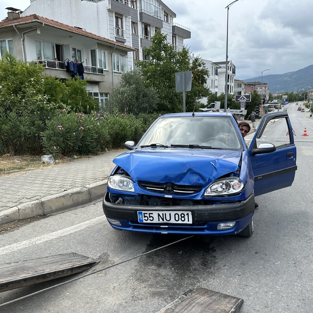Gerze'de 2 otomobilin çarpıştığı kazada bir kişi yaralandı