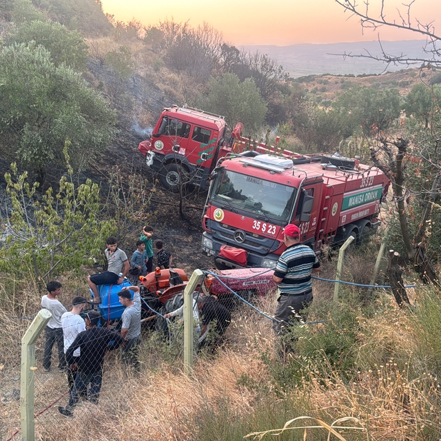 Turgutlu'da maki ve zeytinlikteki yangın, ormana sıçramadan söndürüldü