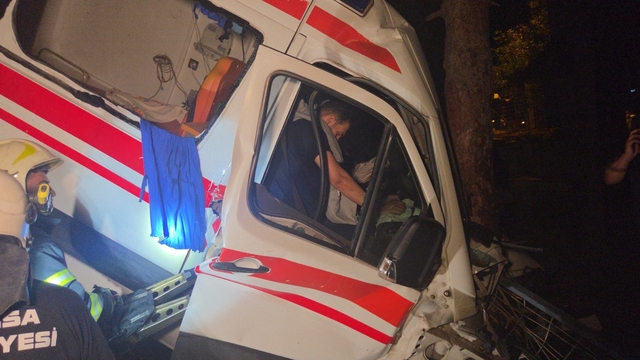 Bursa'da kamyonet ile hasta nakil ambulansı çarpıştı; 5 yaralı