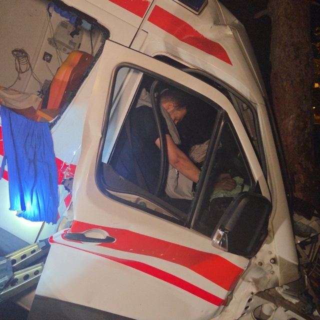 Bursa'da kamyonet ile hasta nakil ambulansı çarpıştı; 5 yaralı