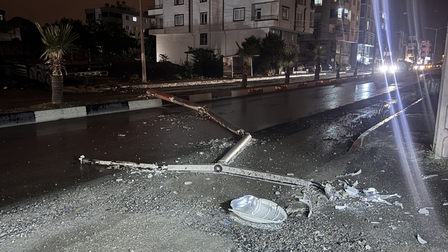 Hatay'da çekicinin çarptığı aydınlatma direği devrildi