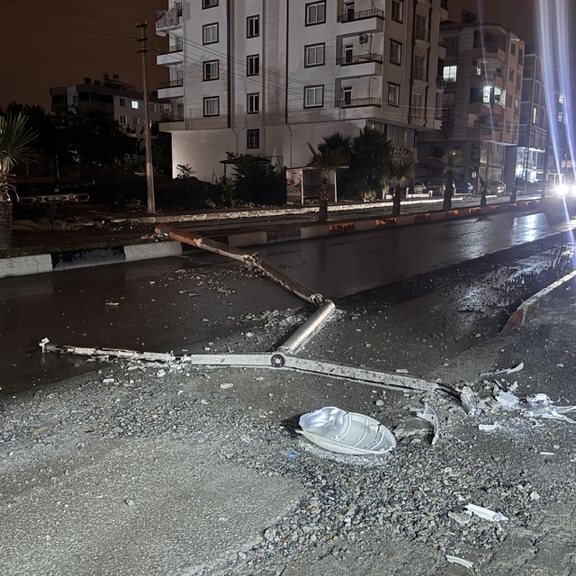 Hatay'da çekicinin çarptığı aydınlatma direği devrildi