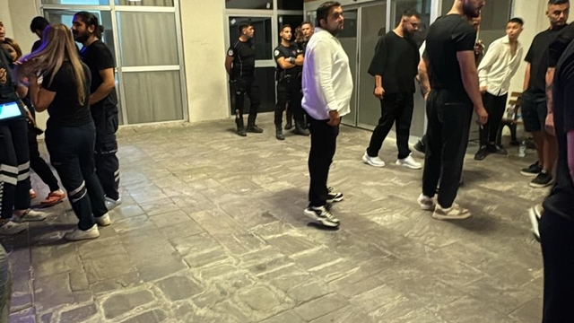 Çeşme'de eğlence mekanında taşkınlık çıkarıp, işletmeciyi ayağından vurdular