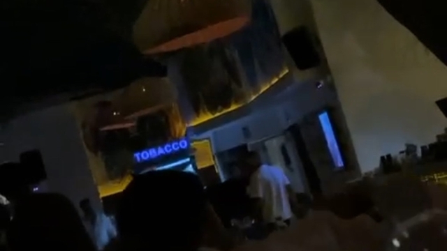 Çeşme'de eğlence mekanında taşkınlık çıkarıp, işletmeciyi ayağından vurdular (2)