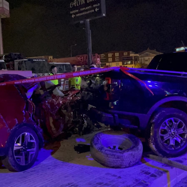 Bursa'da, hafif ticari araçla çarpışan otomobildeki 2 kardeş hayatını kaybe...