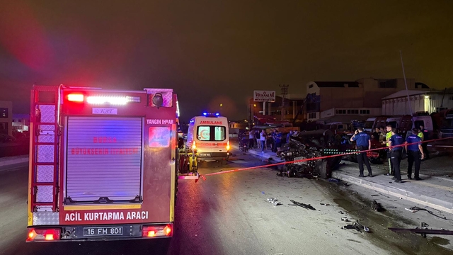 Bursa'da otomobil ile hafif ticari aracın çarpıştığı kazada 2 kardeş öldü, 1 kişi yaralandı