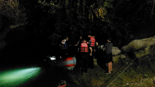 Antalya'da su seviyesi yükselen ırmakta mahsur kalan 2 kişi kurtarıldı