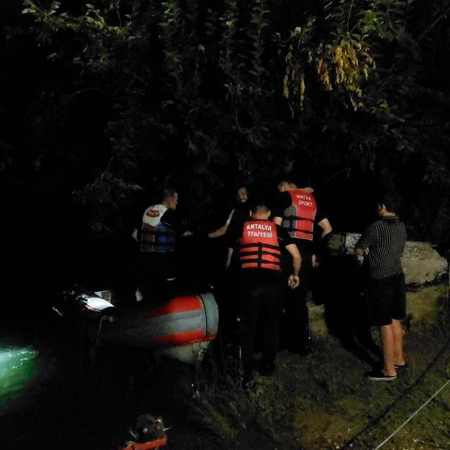 Antalya'da su seviyesi yükselen ırmakta mahsur kalan 2 kişi kurtarıldı
