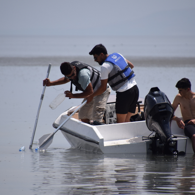 Müzik öğretmeni, kendi yaptığı tekne ile Van Gölü'nde çöp topladı