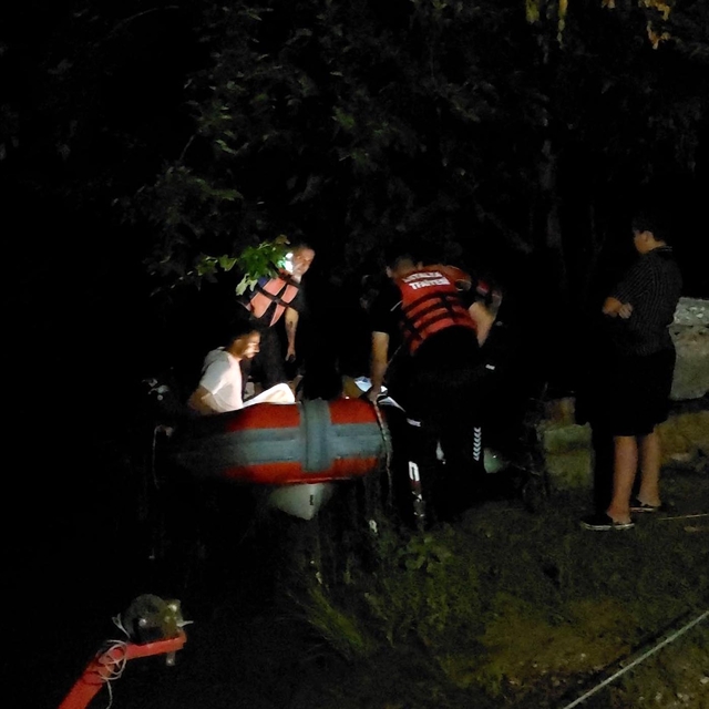 Su seviyesi yükselince ırmaktaki adacıkta mahsur kalan 2 kişi kurtarıldı