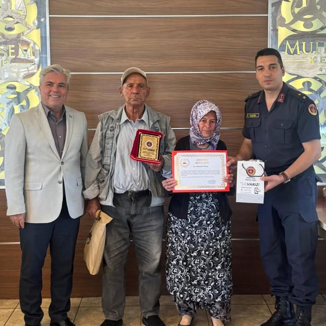 Afyonkarahisarlı çift, tüm mal varlıkları olan evi jandarmaya bağışladı