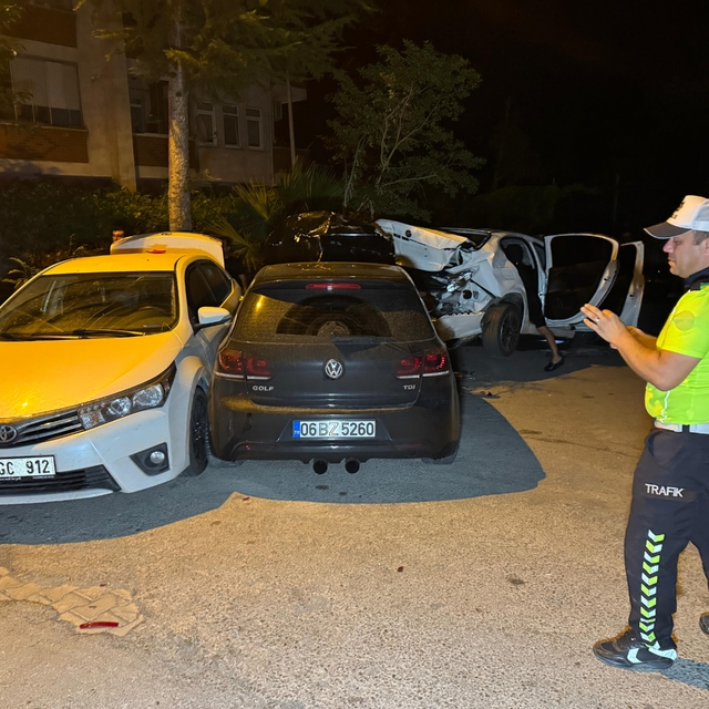 Otomobil, park halindeki 3 araca çarptı; alkollü sürücü yaralı