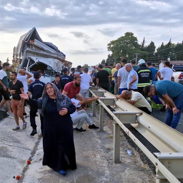 Tekirdağ'da kamyon devrildi; 3 kardeşten 1'i öldü, diğerleri yaralı