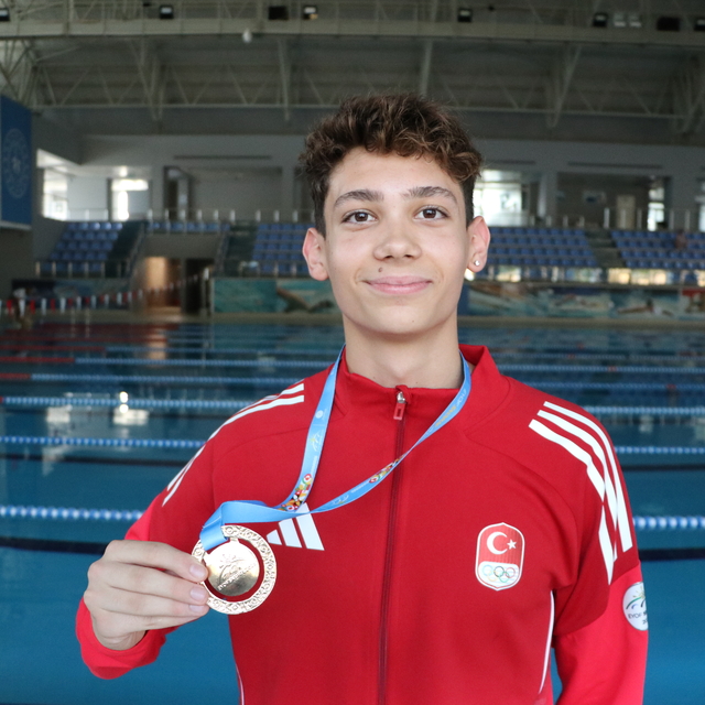 Milli yüzücü Eymen İbolar, EYOF'tan altın madalyayla döndü