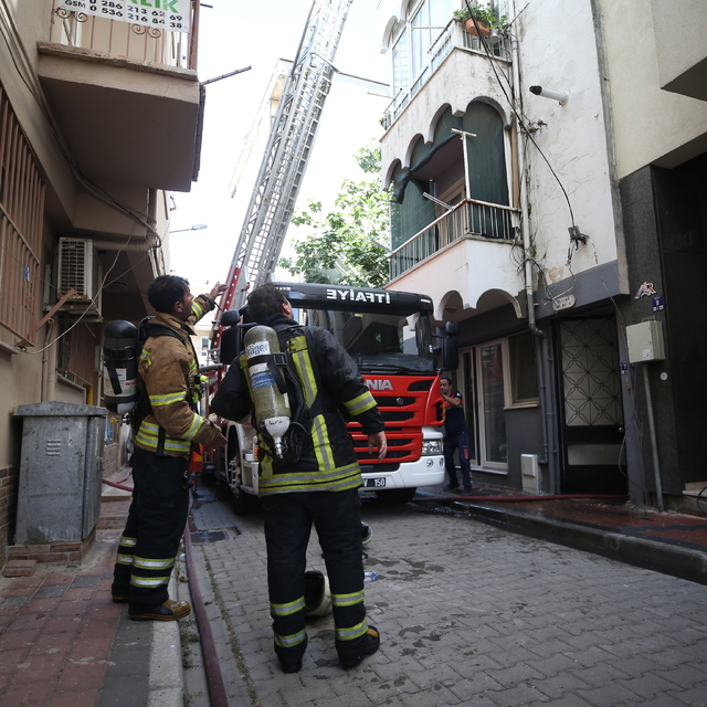 Çanakkale'de bir binanın çatısında çıkan yangın söndürüldü