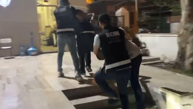 Çeşme'de 7 kişinin yaralandığı kavga masayla ilgilenilmediği için çıkmış