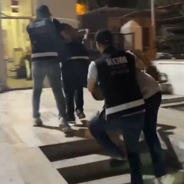 Çeşme'de 7 kişinin yaralandığı kavga masayla ilgilenilmediği için çıkmış