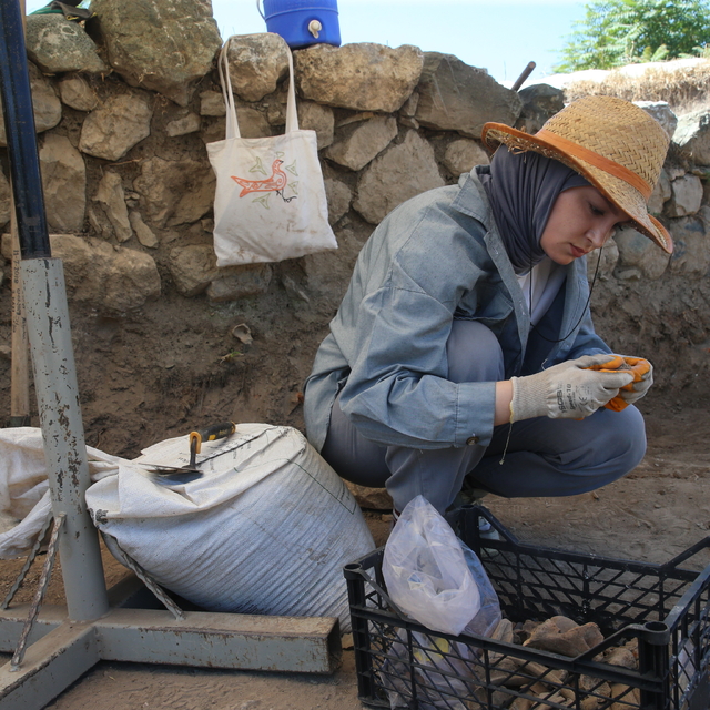 Komana Antik Kenti kazısında kadın işçiler de görev yapıyor