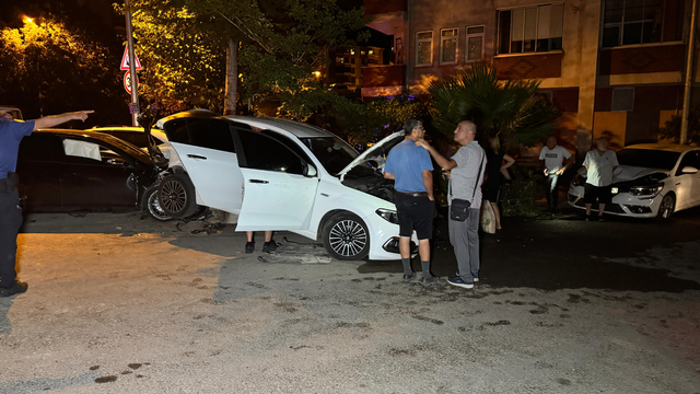 Bartın'da 3 araca çarpan otomobilin sürücüsü yaralandı