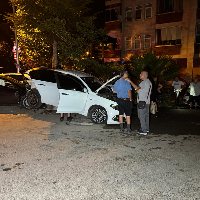 Bartın'da 3 araca çarpan otomobilin sürücüsü yaralandı