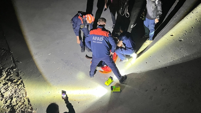 Baraj kenarındaki 4 metre yükseklikten düşen kişiyi AFAD kurtardı