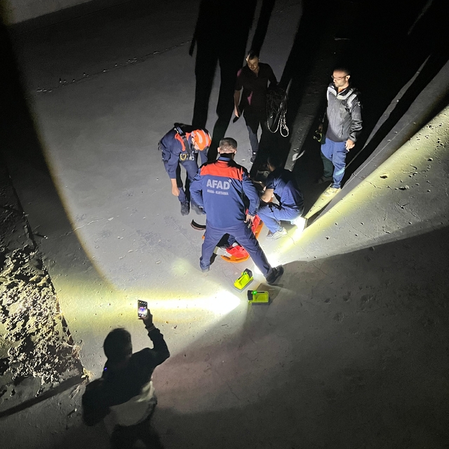 Baraj kenarındaki 4 metre yükseklikten düşen kişiyi AFAD kurtardı