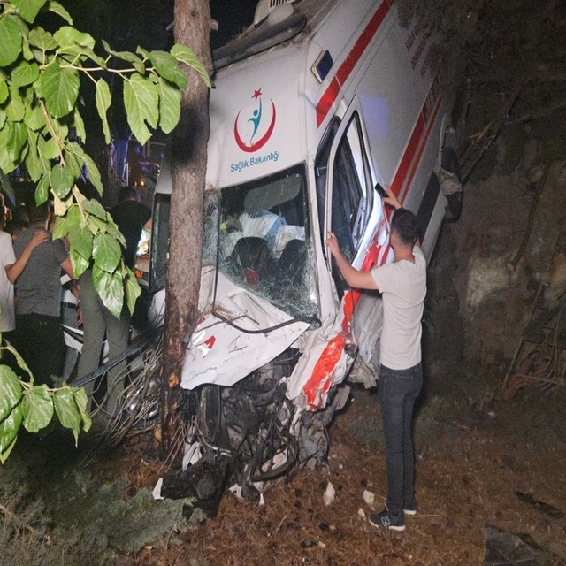 Hasta nakil ambulansı ile çarpışan kamyonetin şoförü gözaltında