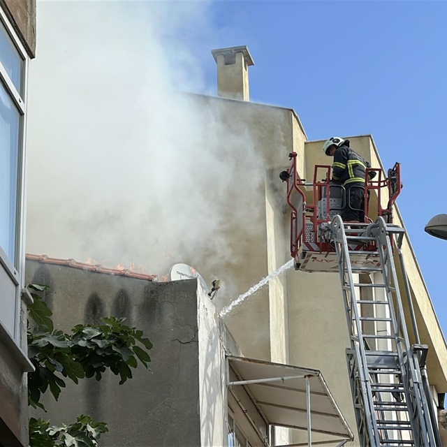 Çanakkale'de 4 katlı binanın çatısında yangın