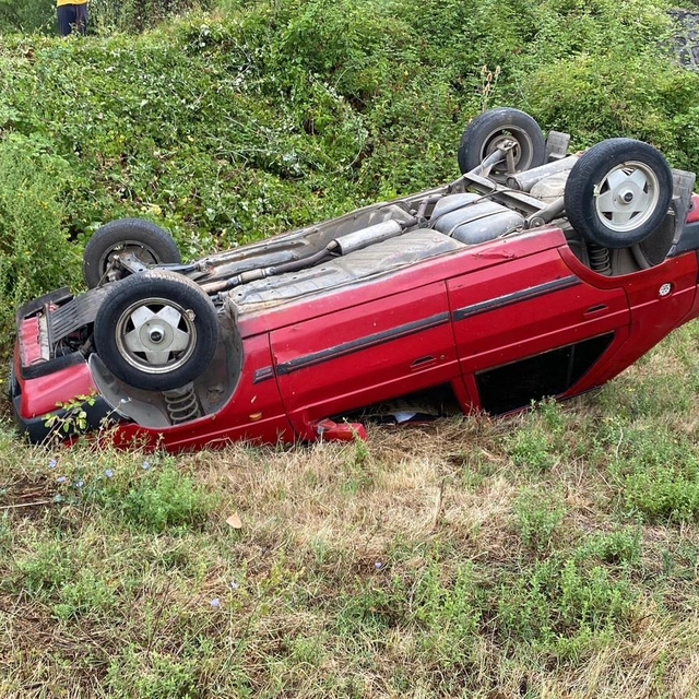 Otomobil araziye uçtu, sürücü yaralandı