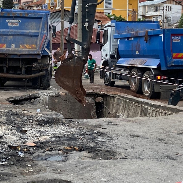 Yol çöktü, kamyon oluşan çukura düştü