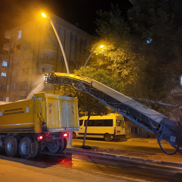 Mardin Büyükşehir Belediyesince Ravza Caddesi'nde asfalt söküm çalışmaları...