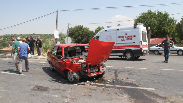Konya'da iki otomobilin çarpışması sonucu 4 kişi yaralandı