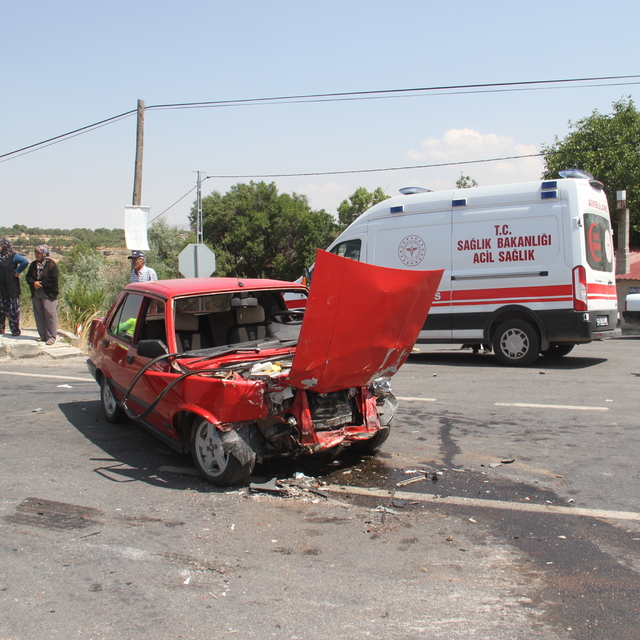 Konya'da iki otomobilin çarpışması sonucu 4 kişi yaralandı