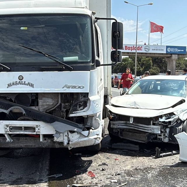 D-100 kara yolunun Kocaeli kesiminde 2 kişinin yaralandığı zincirleme kaza...