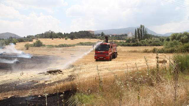 Konya'da ekin tarlasında çıkan yangın büyümeden söndürüldü