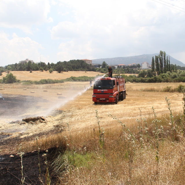 Konya'da ekin tarlasında çıkan yangın büyümeden söndürüldü